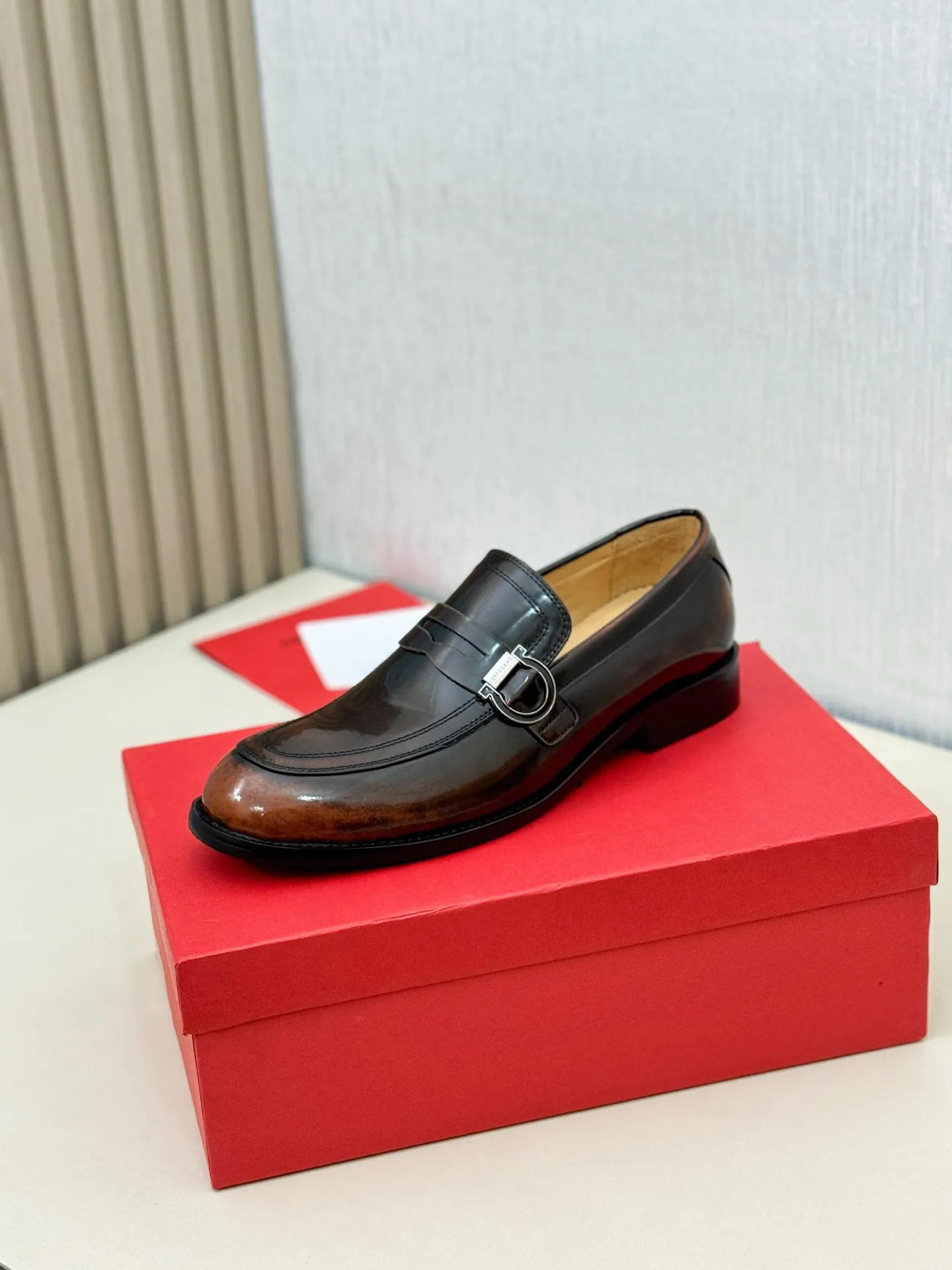 [Ferragamo] P: 560💰 Number of yards: 38~44 (45 orders are non-returnable) Ferragam's new men's formal leather shoes, the fabric is made of imported cowhide, with visible texture, heavy-duty stitching, dyed calfskin inside, standard logo cowhide feet, big-name experience, soft and comfortable on the feet, a men's favorite, special non-slip and wear-resistant rubber soles, easy to handle various occasions, with original box packaging!